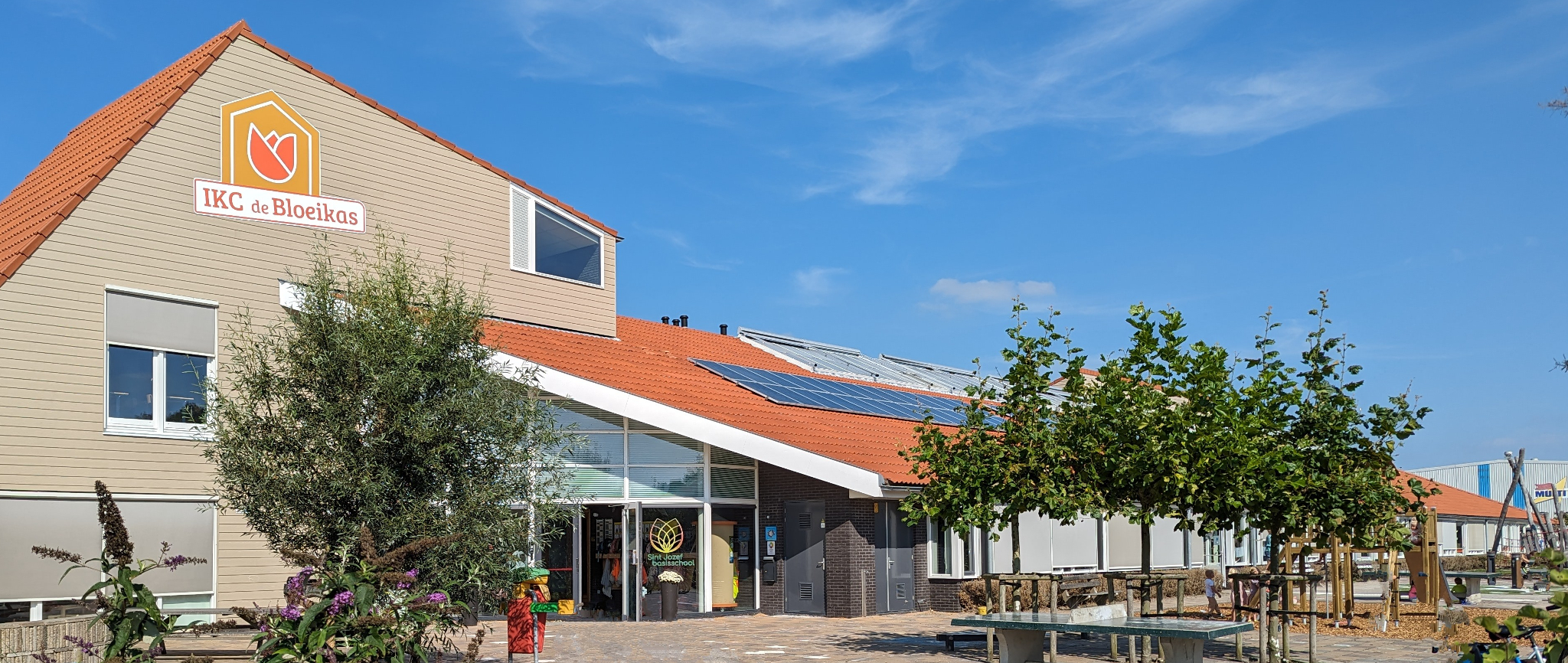 Nieuw gevelbord met IKC-logo